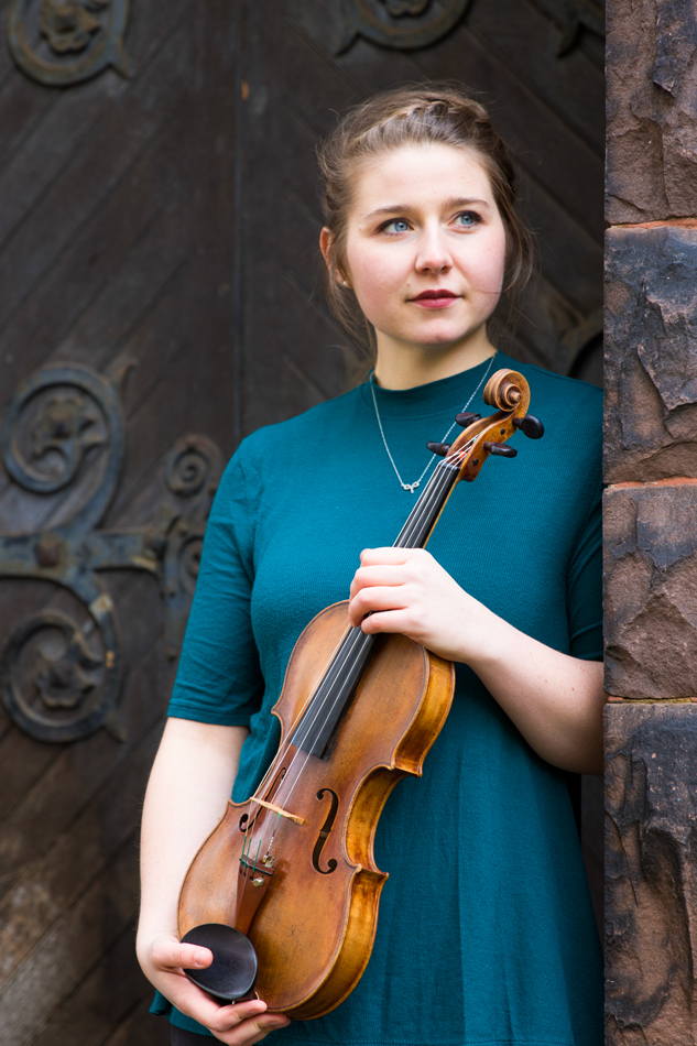 Linda Becker headshot with violin