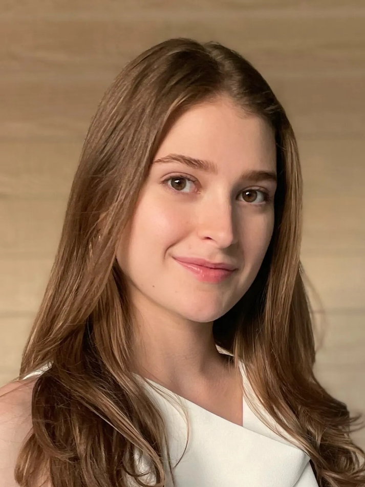 Veronica Roan Headshot